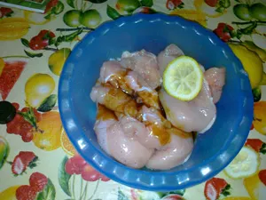Pui cu susan fel de mâncare rafinat în câteva minute o jumătate (deli) Pui cu susan masă gastronomică în câteva minute și jumătate frumoasă