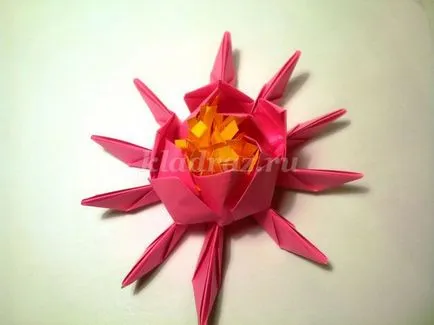 Lotus în tehnica origami cu propriile sale mâini