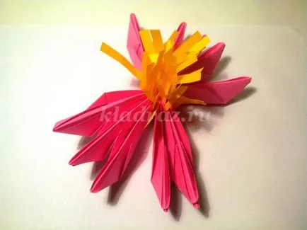 Lotus în tehnica origami cu propriile sale mâini