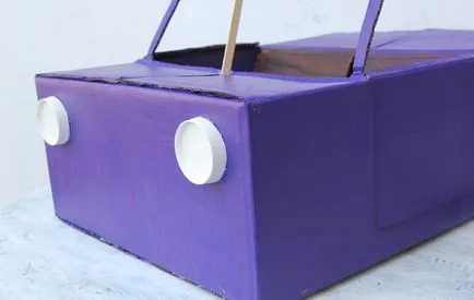 Masina din carton cu mâinile lor grațios convertibile (carton) Masina din carton cu mâinile lor convertibile elegant