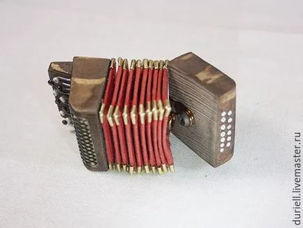 Master acordeon in miniatura pentru o păpușă - Master Fair - manual, lucrate manual (jucării de colecție) Master acordeon in miniatura pentru o păpușă - Master Fair - manual, lucrate manual
