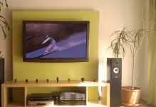 La ce înălțime pentru a închide televizorul cum să stea pe perete în dormitor, distanța de la podea și