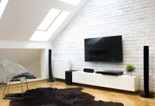 La ce înălțime pentru a închide televizorul cum să stea pe perete în dormitor, distanța de la podea și