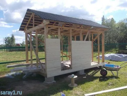 Cofrajul la hambar cu mâinile lor