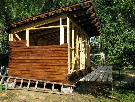 Cofrajul la hambar cu mâinile lor