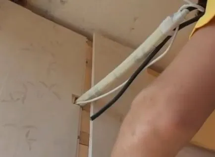 Decorarea peretilor cu panouri panouri din plastic din PVC ca adezivul care lipici este de a utiliza tehnologia