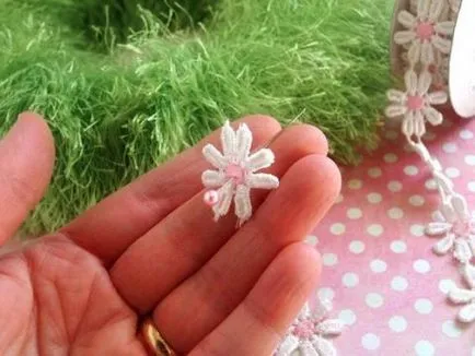 coroană de flori de Paște cu mâinile