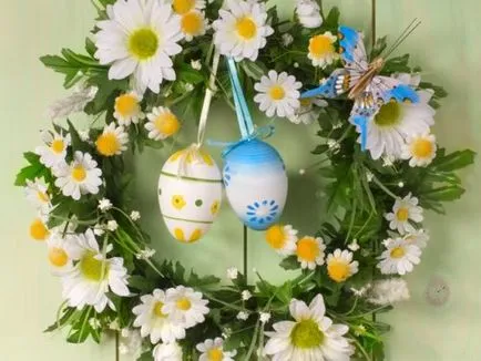 coroană de flori de Paște cu mâinile