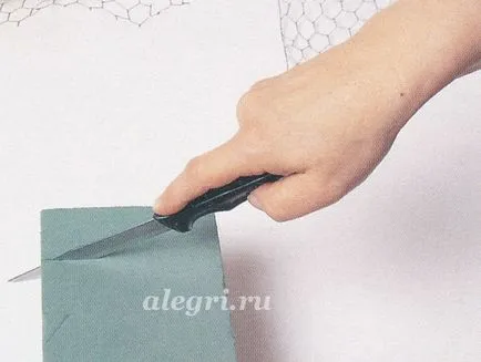 coroană de flori de Paște cu mâinile