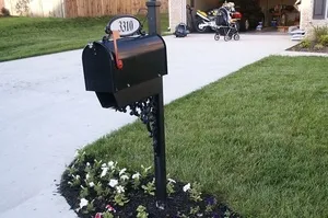 Cutie poștală cu mâinile lor dintr-o varietate de materiale din lemn, metal și altele (diferite) Căsuța poștală cu mâinile lor dintr-o varietate de materiale din lemn, metal și alte