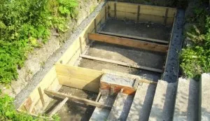 Crama din beton, cu pregătirea lor mâinile și construirea de (formare) Crama din beton, cu pregătirea lor mâini și de construcție