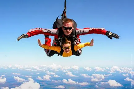 Parasutism in tandem cu un instructor, c inaltime de 4000 de metri (4000) Parașută salt în tandem cu un instructor, c înălțime de 4000 de metri