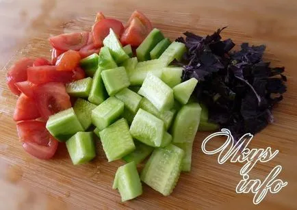 Salata simplă de tomate, castraveți, brânză și verdeață