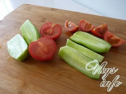 Salata simplă de tomate, castraveți, brânză și verdeață