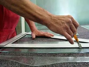 Repararea produc înlocuirea ușii interioare și introducerea prețului de reparare a geamurilor sparte