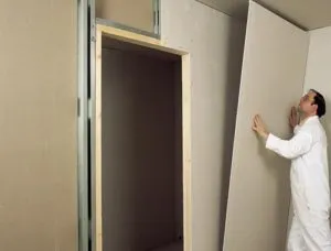 Reparați pereții din apartament cu mâinile în etape