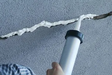 fisuri de reparații în tavan cu mâinile (plafonul) fisuri de reparații în tavan cu mâinile