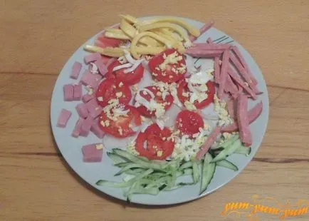 Rețetă pentru salata cu castraveti, roșii, brânză, cârnați și șuncă (salată) Salata Rețetă cu castraveți, roșii, brânză, cârnați și șuncă