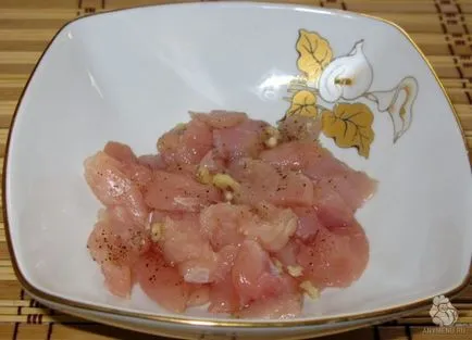 salata Caesar cu pui și castraveți