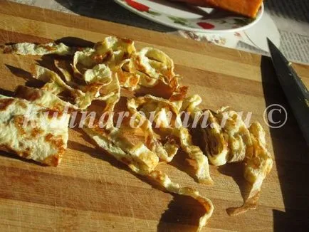 Salata cu omletă și carne de pui afumat, retete delicioase (Cat de repede reteta) Salata cu omletă și pui afumat, retete delicioase