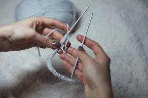 Cap cu spițe pompon
