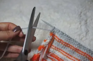 Cap cu spițe pompon