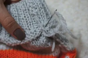 Cap cu spițe pompon