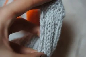 Cap cu spițe pompon