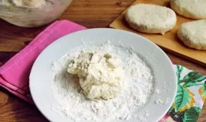 Cheesecakes de rețetă brânză de vaci cu pas cu pas fotografii (fotografii) Cheesecakes de rețetă brânză de vaci cu pas cu pas fotografii