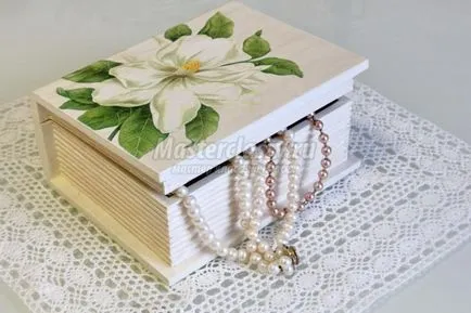 Caseta pentru bijuterii în tehnica decoupage