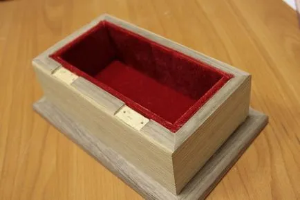 Sicriu pentru brodată cu mâinile lor de la un atelier de carton cu fotografii și video