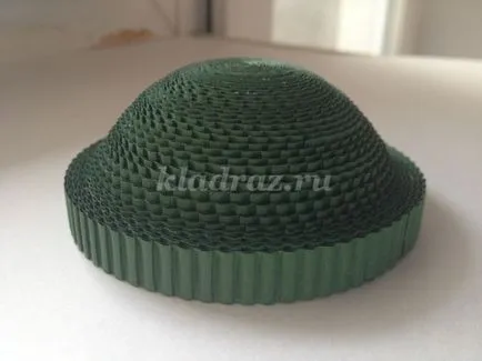 Soldatul din carton ondulat până la 23 februarie, cu mâinile