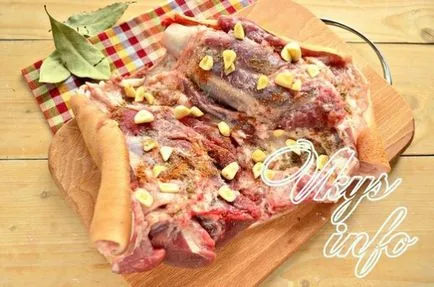 Carne de porc ciolan la cuptor in folie reteta cu o fotografie