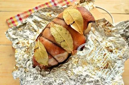 Carne de porc ciolan la cuptor in folie reteta cu o fotografie