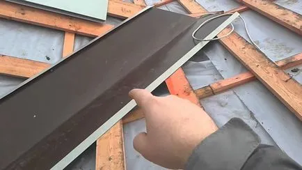 Găini pas cu pas de metal de pe acoperiș, cu mâinile (etapa) De stabilire de metal pas cu pas pe acoperiș, cu mâinile