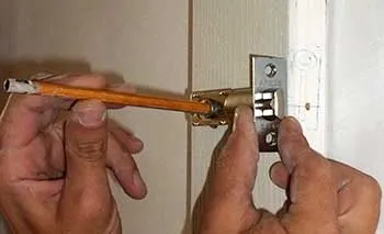Instalarea și cravată în ușile interioare de blocare cu mâinile lor