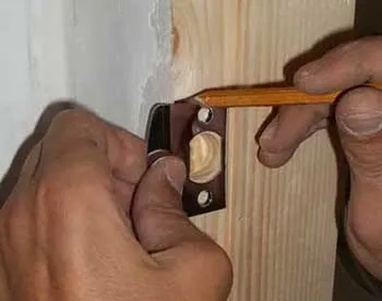 Instalarea și cravată în ușile interioare de blocare cu mâinile lor