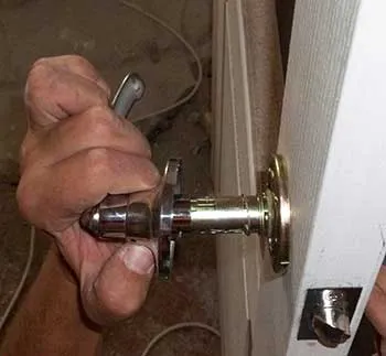 Instalarea și cravată în ușile interioare de blocare cu mâinile lor