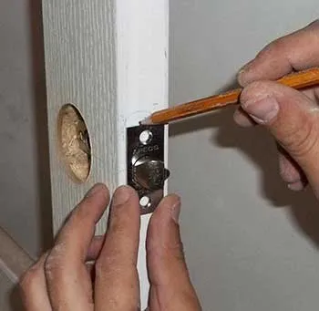 Instalarea și cravată în ușile interioare de blocare cu mâinile lor