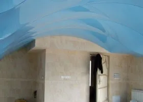 Alegerea unui plafon stretch cu mâinile