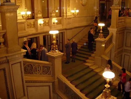 Pe măsură ce mergi la vestiar pentru o excursie de teatru la teatru