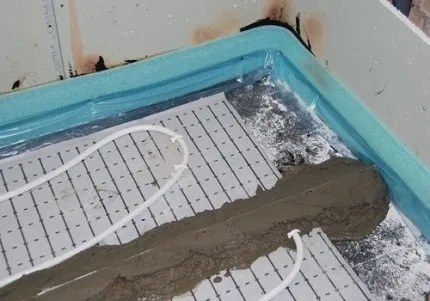 pardoseală radiantă cu mâinile și dispozitiv de asamblare