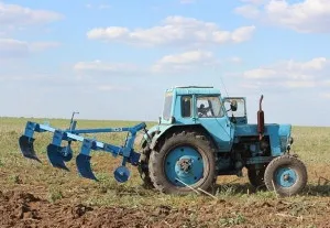 Aratul terenului - o armă de nevoie și dacă nu-Dig video de grădinărit