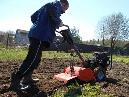 Aratul cu motor-bloc la vară prețul lor de serviciu cabana, pentru a arătură la Moscova și tractoare (arat) Aratul cu motor bloc, la prețul lor cabana de vară a serviciului, să reinvestească terenul și un tractor din Moscova