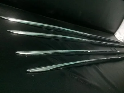 muluri Chrome pe masina autocolant