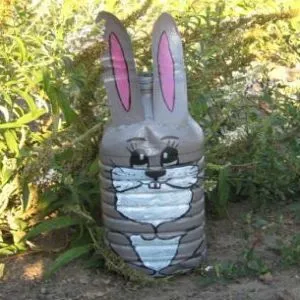 Hare dintr-o sticla de plastic