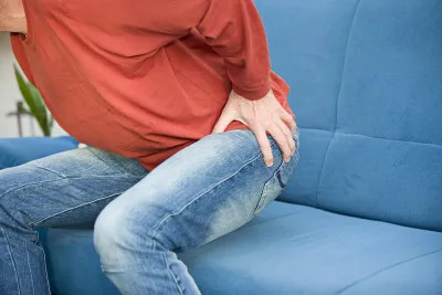 picior in gat, in zona abdomenului, care este