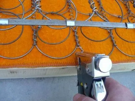 Cu mâinile peste strângeți canapea