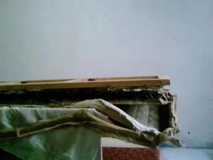 Cu mâinile peste strângeți canapea
