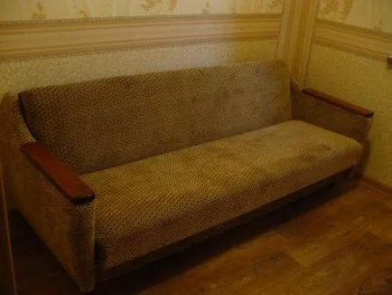 Cu mâinile peste strângeți canapea
